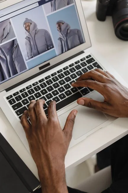 Une personne utilisant un ordinateur portable à domicile pour examiner des stratégies de marketing sur les réseaux sociaux.